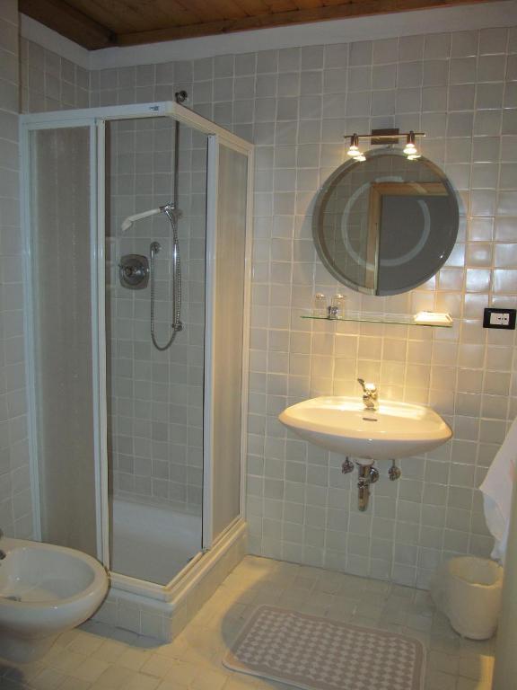 Bed & Breakfast Garni Tobia Campitello di Fassa Bilik gambar