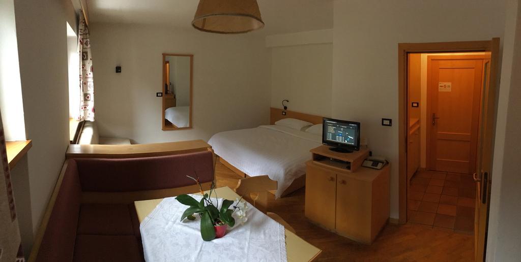 Bed & Breakfast Garni Tobia Campitello di Fassa Luaran gambar